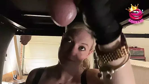 Yakın çekim orgazmı defalarca mahvetti. Sonra sağım masasında bir bardağın içine boşalıyor