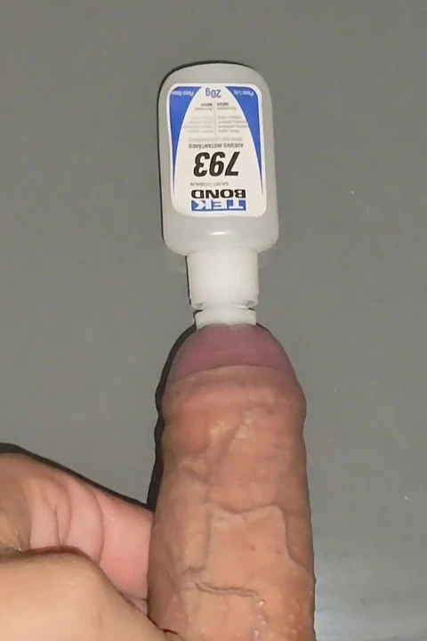 Babasının deliğinden geçen güçlü yapıştırıcı tüpü