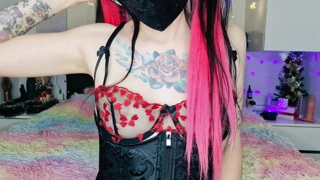 Seksi dövmeli göğüslere tapıyor. Küçük göğüslerin gerçek estetik cazibesini takdir edenler için.