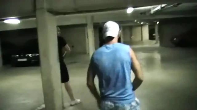 Parkta sikiliyor