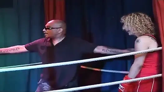 Sarışın olgun bebeğin güreş ringinde damlayan rosebud grup seks