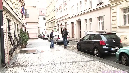 Karımı sikmek mi yoksa yarağımı mı istiyorsun?