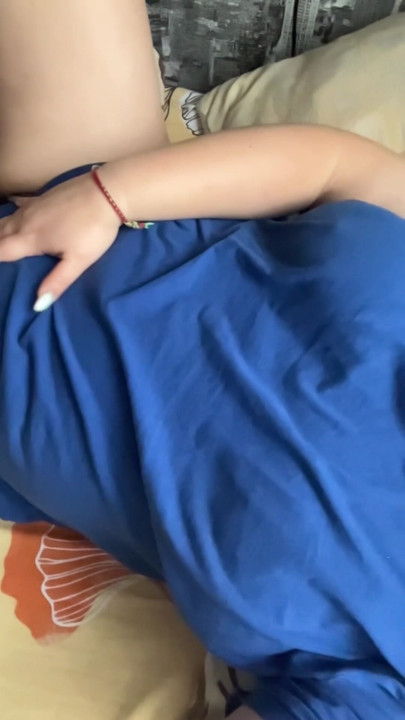 Göğüslerimi ovuyorum ve kıllı amcığımı gösteriyorum