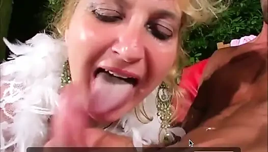 Bahçede sarışın orta yaşlı seksi kadın ağzında büyük yarağı seviyor... ağzına boşalma