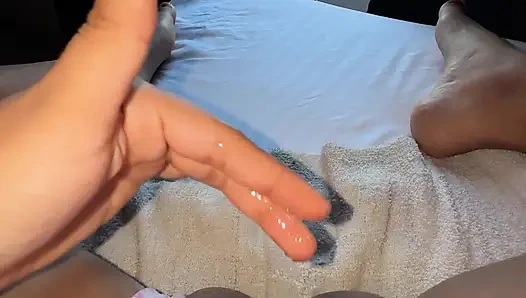 Komşu geçiyor ve beni pencereden görüyor Her zaman deli gibi davranıyor ve amıma bakıyor