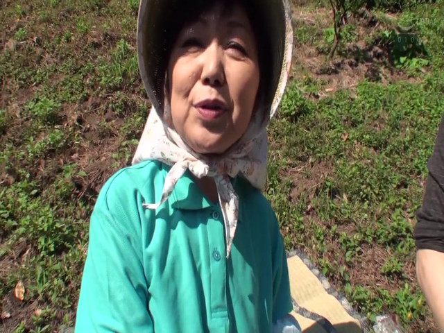 M915G12 A 58-year-old farmer mature woman also wants to have sex! Outdoor SEX under the blue sky in the middle of farm work!