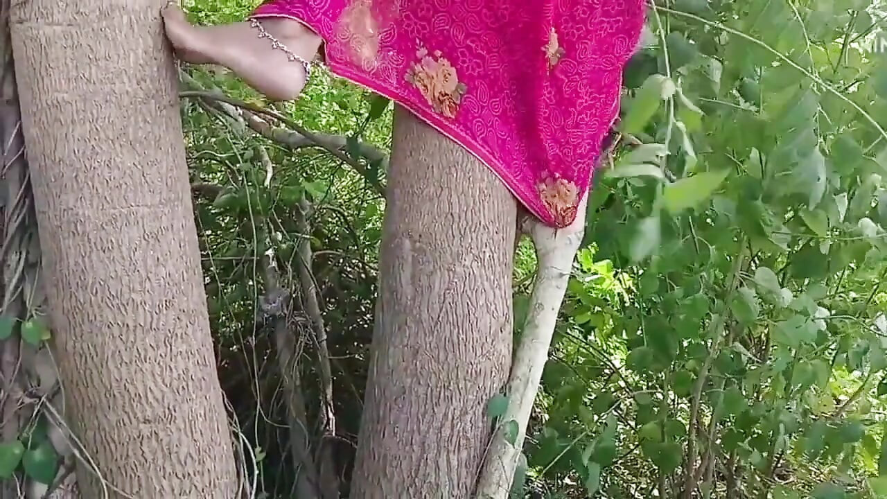 Üvey üvey kız kardeşimi ormanda baştan çıkarıp onu siktim.