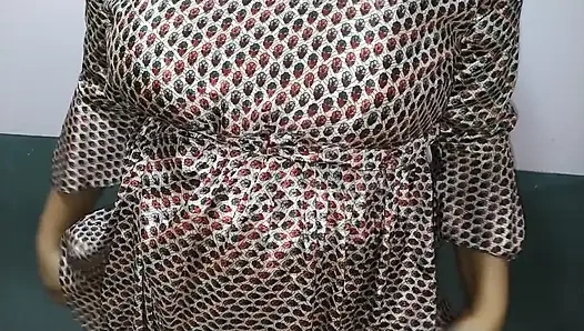 Tombul Asyalı kız büyük göğüslerini ve göt deliğini gösteriyor