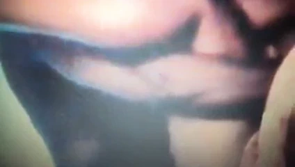 Zambiyalı bayan şimdiye kadar sahip olduğu en tatlı şeyin tadını çıkarıyor