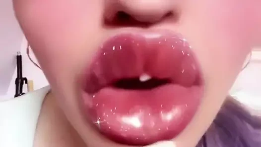 Dudak parlatıcısı öpücüğü.