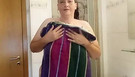 Olgun Alman MILF 52 yaşında, duşun altında tombul bir vücut yüzüne seriyor