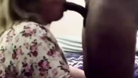 İri güzel sürtük büyük zenci yarağını emiyor ve döl yutuyor!!