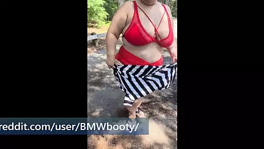 İri güzel kadın bikinili yürüyüş eğlencesi