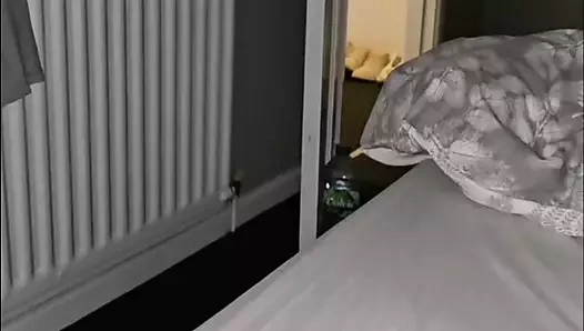 Üvey anne üvey oğlunun odasına giriyor ve utanmadan sikini elle muamele çekiyor