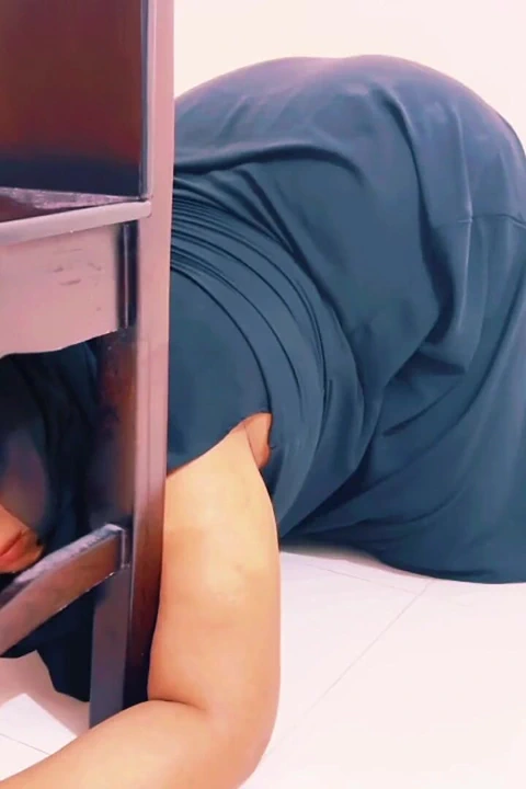 Suudi Arabistan'ın güzel iri güzel kadın ateşli üvey kız kardeşinin kendi arzusu sıkışıyor... Üvey erkek kardeşinden sikişmek için saç - büyük götünü sikiyor ve boşalıyor