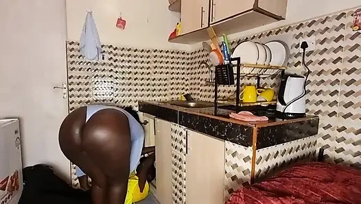 Un idraulico arrapa che si perfora il suo grosso culo