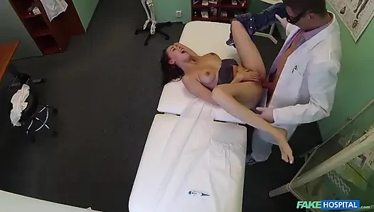Fake hospital - güzel hasta doktorun oral ilacı için hazırlandı: ateşli bir hastane karşılaşması