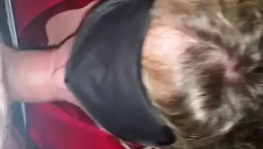 Oral seks tarafından bir güzel milf altında