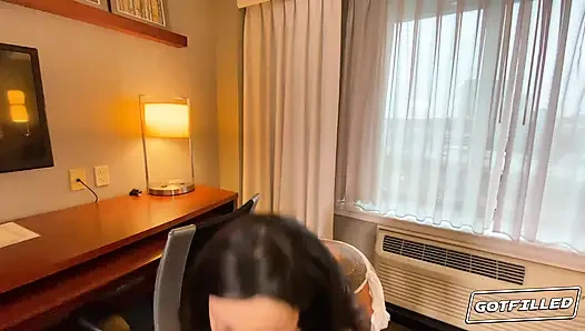 Doldurulmuş Charlie Valentine içine boşalmam için bana yalvarıyor