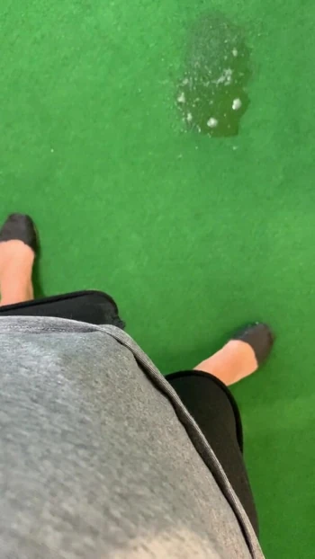 XXL Писсинг с огромным членом на публике