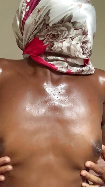 Ateşli minyon genç browngurl234 göğüslerini okşuyor şehvetli anın tadını çıkarıyor