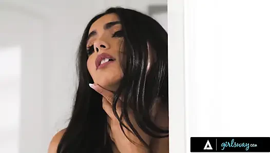 GIRLSWAY - возбужденная Jewel Diamant приглашает шаловливую подглядывающую соседку Ису Беллу присоединиться к ней в душе