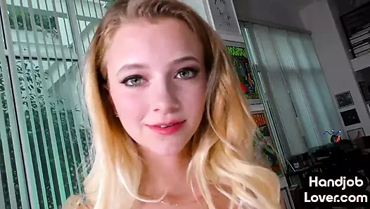 Bakış açısı römorkör 21 yaşındaki amatör kız arkadaş erkek arkadaşının yağlanmış yarağını şımartıyor