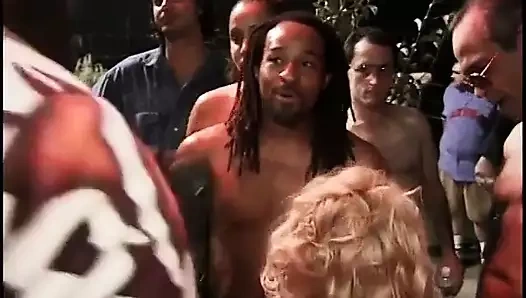 Güzel siyah büyük memeli bayan grup sekste bacaklarını açıyor