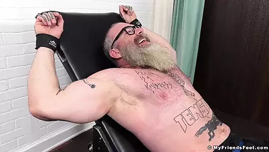 MyFriendsfeet: Dövmeli Rick devs özel sandalyesine oturma şansına kavuşuyor