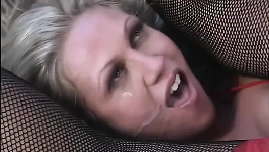 Tatlı orta yaşlı seksi kadın büyük bir yarak alıyor