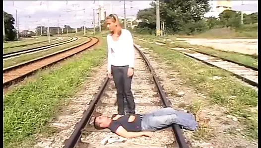 Melady açık havada köle Richie'ye hükmediyor