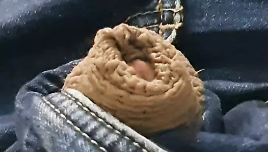 Üvey anne kıyafetlerini ütülerken üvey oğul sikini pantolonundan çıkardı