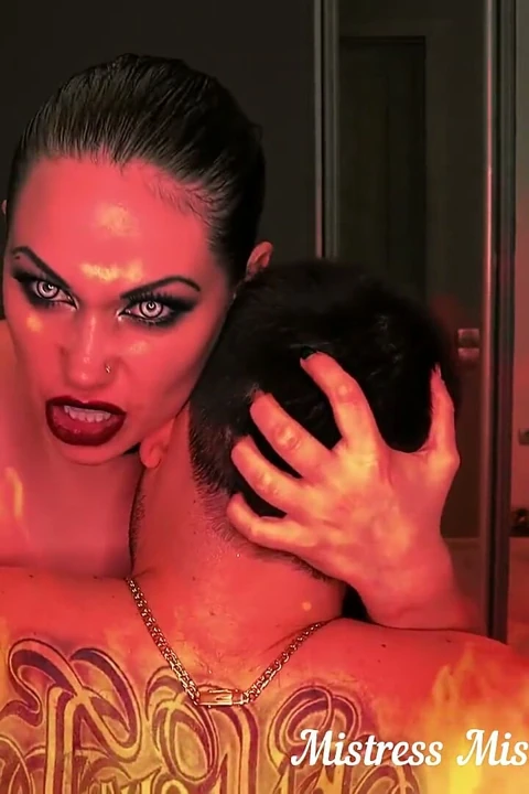 Succubus sana biniyor ve spermine küfür ediyor!