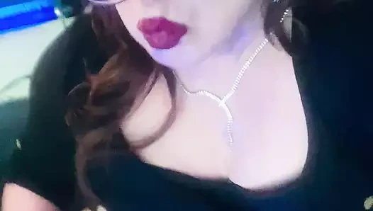 Krissy Sweets onun yarağını okşuyor