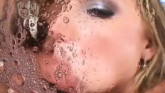 Azgın adam iki seksi kızdan güzel bir oral seks yapıyor