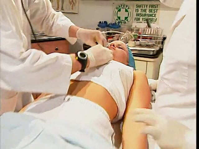 Erkek doktor genç sevimli sarışın hastayı sikiyor
