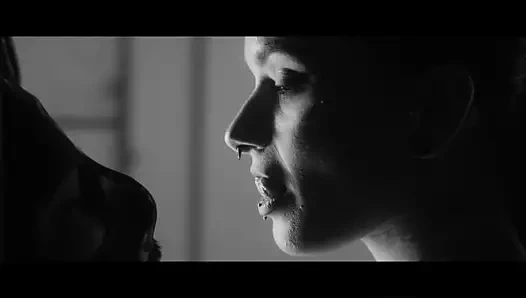 Majkelina kedisi köle karma katiliyle alay ediyor