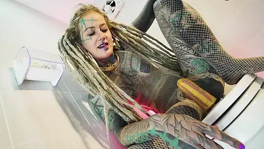 Alternatif dövme modeli solo sidik eylemi