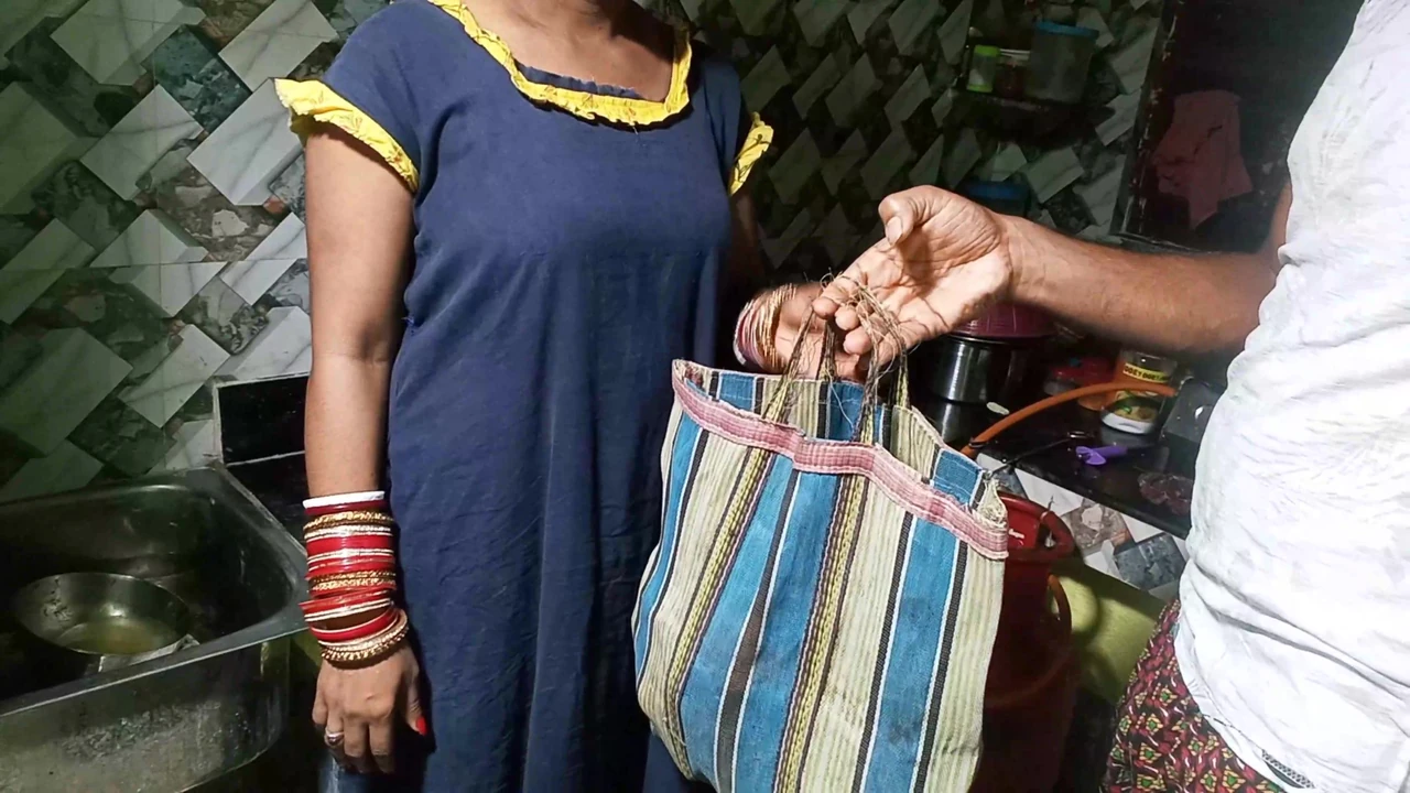 Kitchen me aunty ji ko ache se lund ka maja diya padosi devar ne