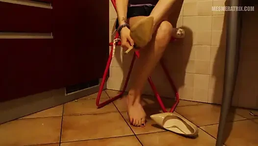 Akıllı telefon ve ayakkabılar oynuyor