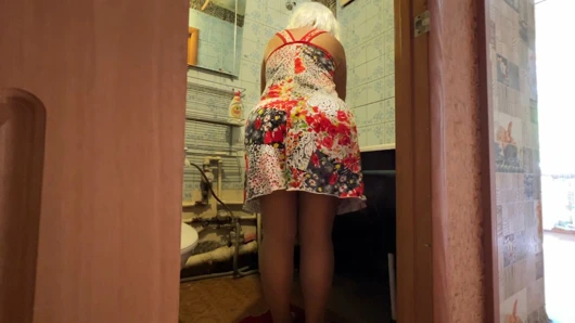 Şehvetli orta yaşlı seksi kadınla kirli tuvalette anal seks. büyük göt