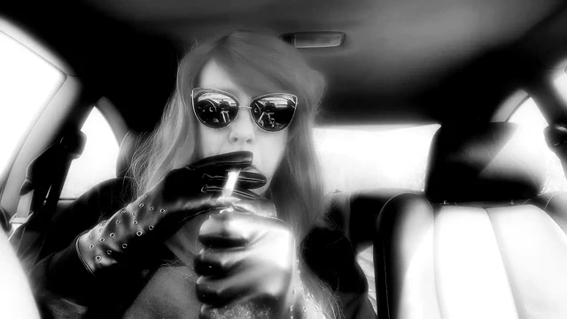 SENI BEKLIYORUM --- UZUN SIGARA TUTACAĞıN BIR ŞEKILDE FıŞKıRıYOR