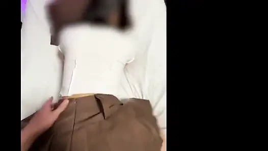 Alyans kapalı, arkasından derin yoğun seks. Kocasına ihanet ediyor, sert orgazm oluyor! 1.