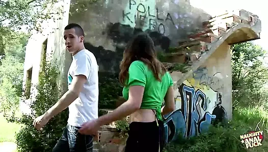 Sapık ince esmer açık havada anal seks yapıyor