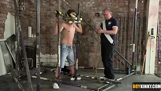 Oğlan metal bir kafeste ölçülü