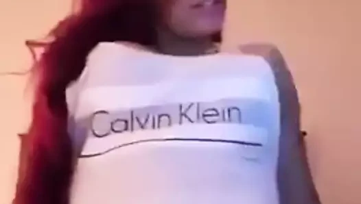 Modelo de Instagram Sweetmadness24 mostrando las tetas