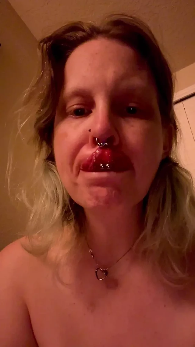 Соблазняю всех тебя моим длинным пирсингом языком