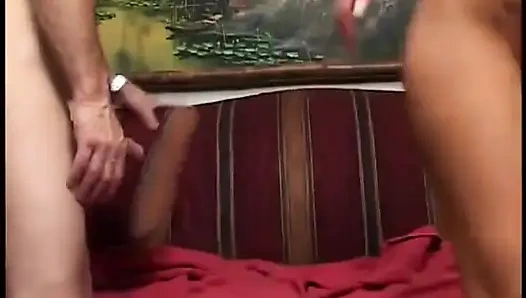 Sıkı amcık kanepede yarakla doluyor