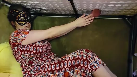 Kötü üvey anne horoz, sağım masasında tereyağlı ve lateks eldivenli yaramaz üvey oğlunu sağıyor. anal metresi perşembe