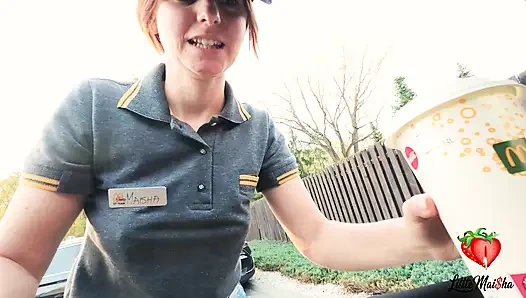 Bir McDonald's çalışanı Sprite'i üzerime döktü. Ceza olarak, bana sakso çekmesi ve arabada yutması gerekiyordu.
